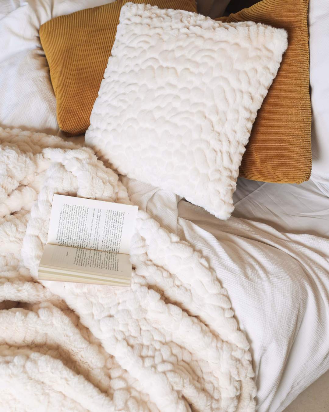 coussin fausse fourrure galet blanc